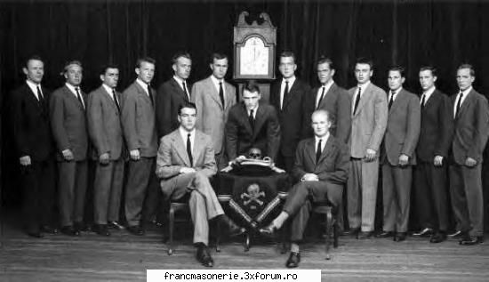 Societatea secreta Skull & Bones - Bush Jr in stanga imaginii - Marile Loji Mondiale